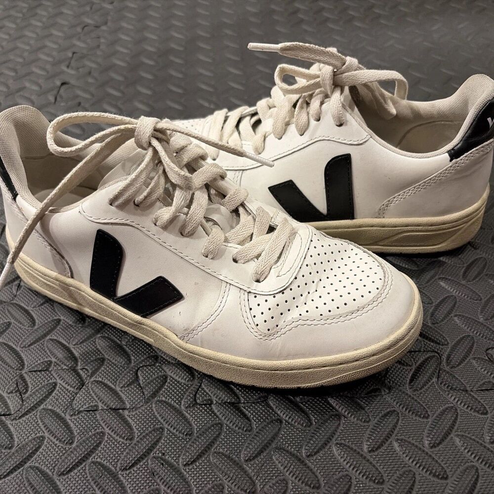 Woman’s Veja Tennis Shoes US 6 EUR 37 White Black Casual Gym Walking Retail $200